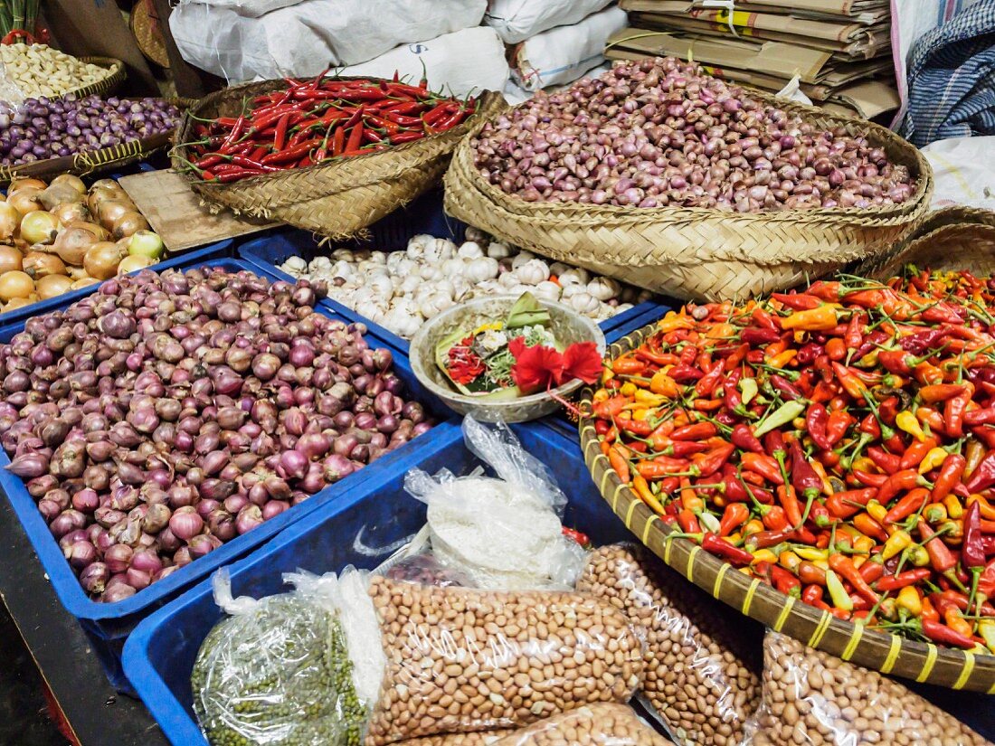 Marktstand mit Chilischoten, Knoblauch, Zwiebeln, Erdnüssen und Schalotten in Denpasar, Bali, Indonesien