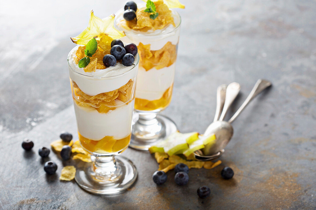 Joghurt-Müsli-Parfait mit Mango und Heidelbeeren