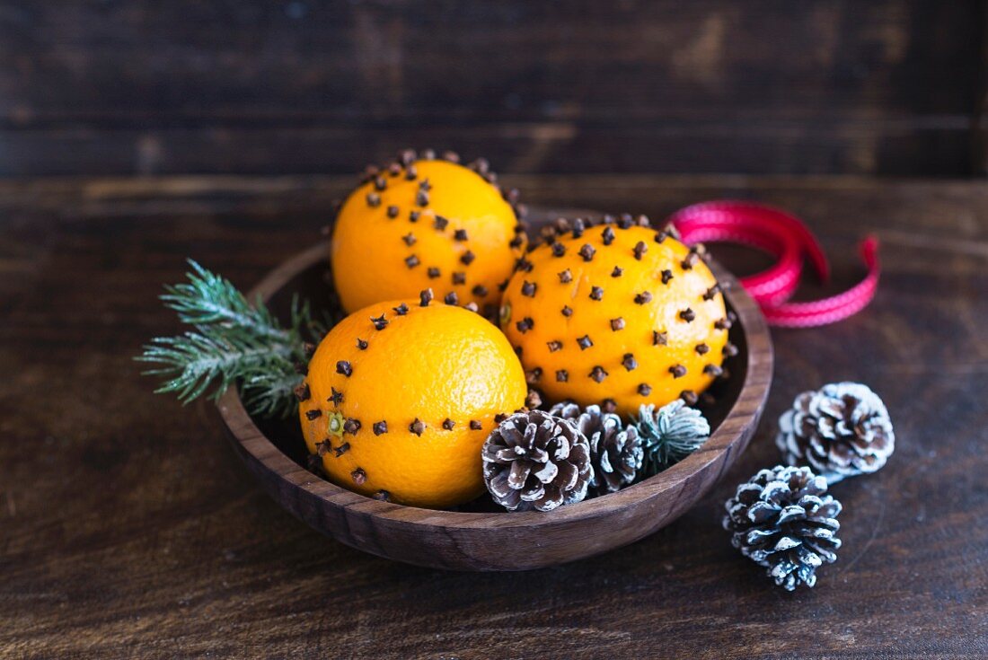 Gewürzorangen in Holzschale (weihnachtlich)