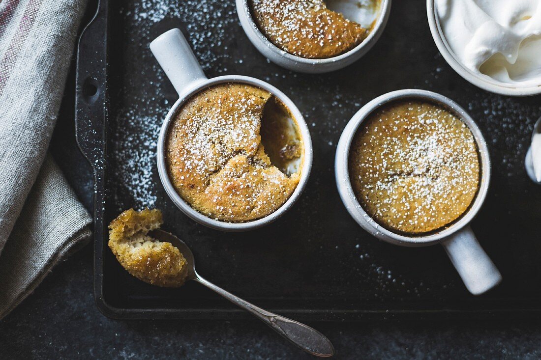Puddings Chomeurs mit Ahornsirup und Kastanienmehl (Dessert, Quebec, Kanada)