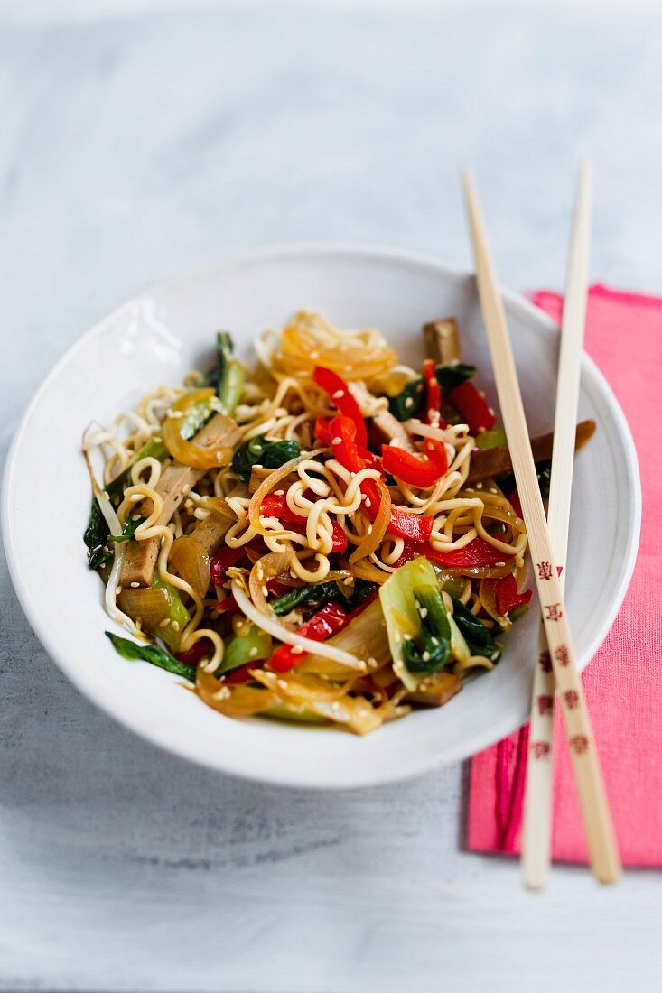 Fried noodles with vegetables and tofu