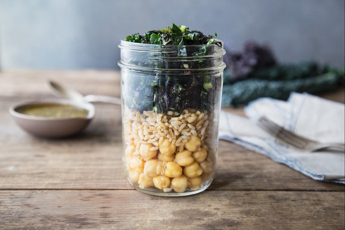 Schichtsalat mit Naturreis, Kichererbsen, Palmkohl und Pesto