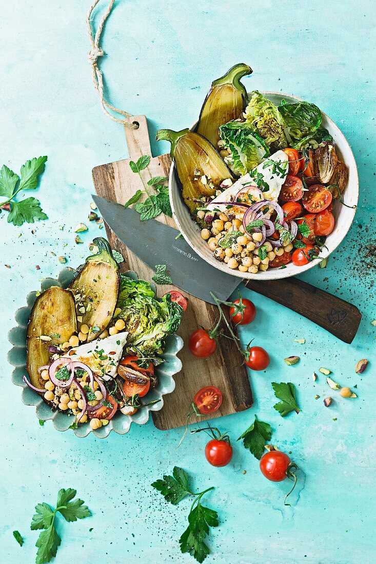 Salat-Bowl mit Kichererbsen, Tomaten und Feta