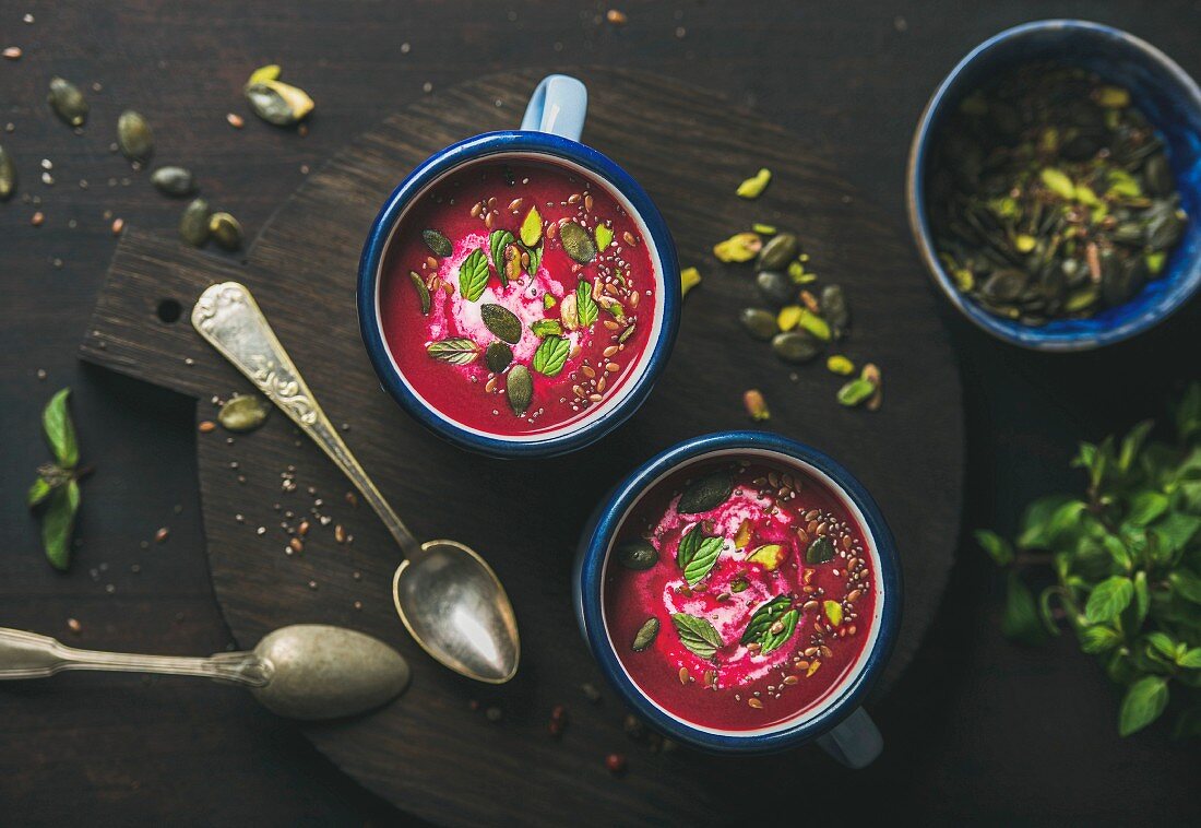 Rote-Bete-Suppe mit Minze, Pistazien, Chia, Flachs und Kürbiskernen (Detox)