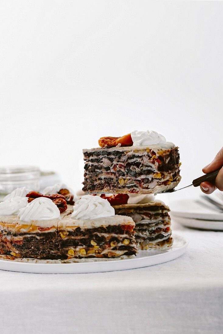 Pikanter Quesadilla-Kuchen mit Huhn, angeschnitten (Mexiko)