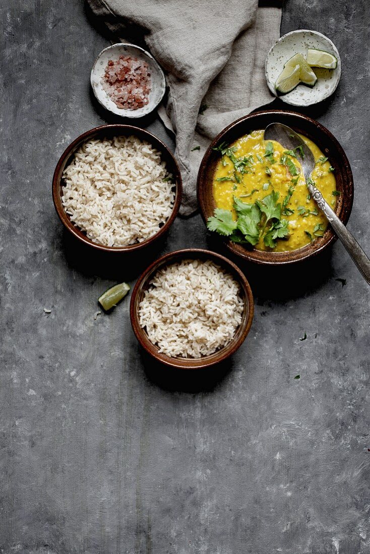 Dal und Reis in Schälchen (Indien)