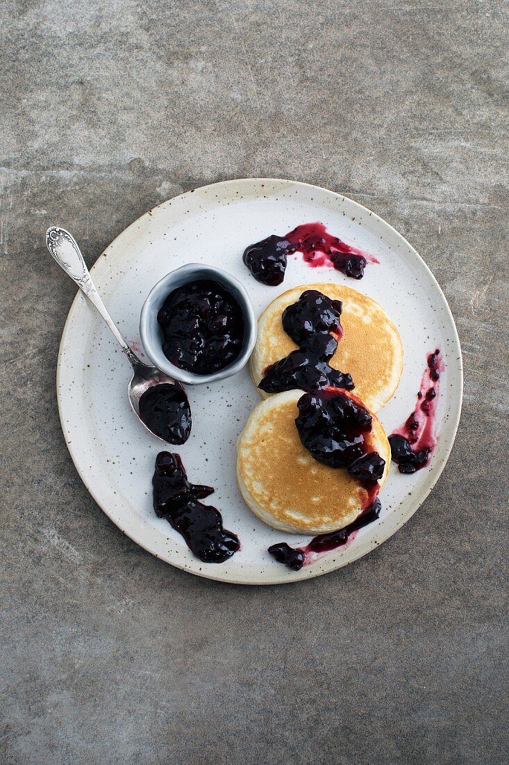 Pancakes mit Beerenmarmelade