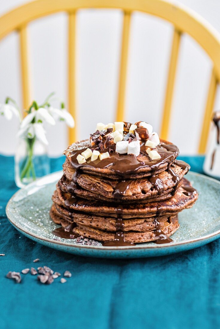 Gestapelte Pancakes mit heißer Schokolade und Marshmallows