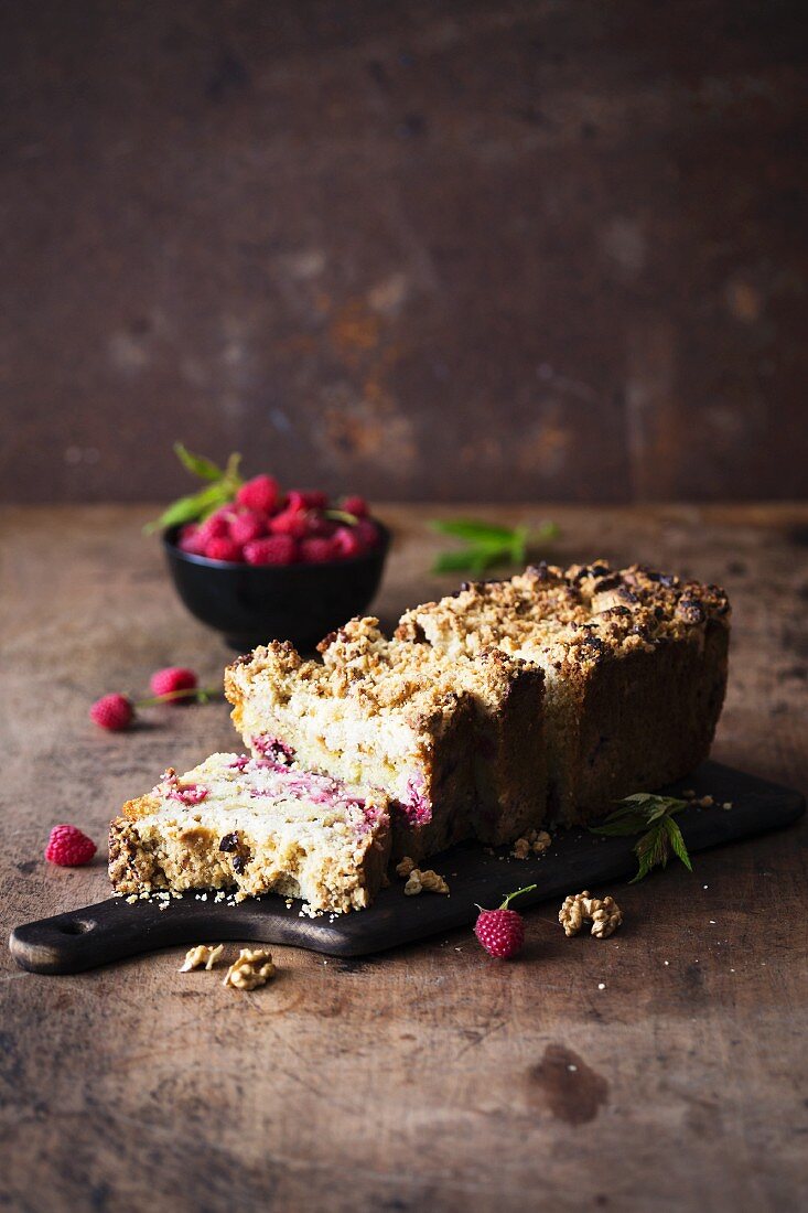 Kaffeekuchen mit Himbeeren und Walnüssen