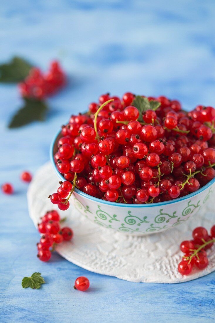 Fresh red currant in a bowl