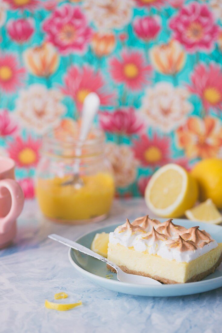 Ein Stück Zitronen-Baiser-Käsekuchen