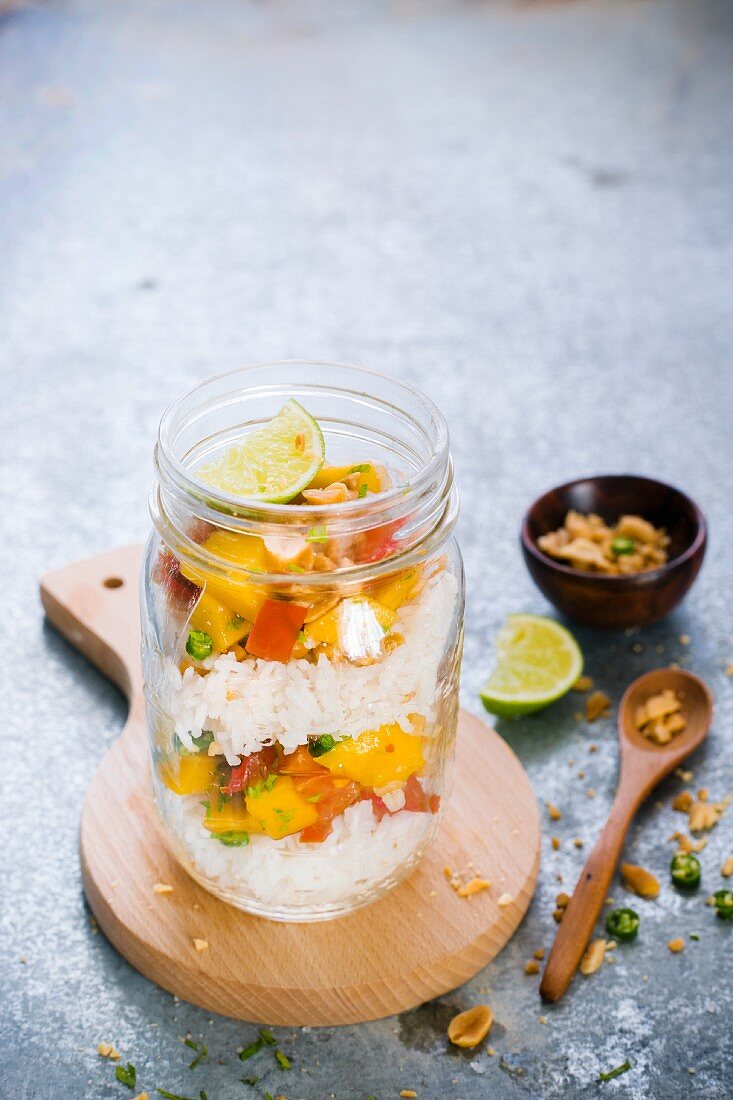Reissalat mit Mango und Erdnüssen im Glas (Thailand)