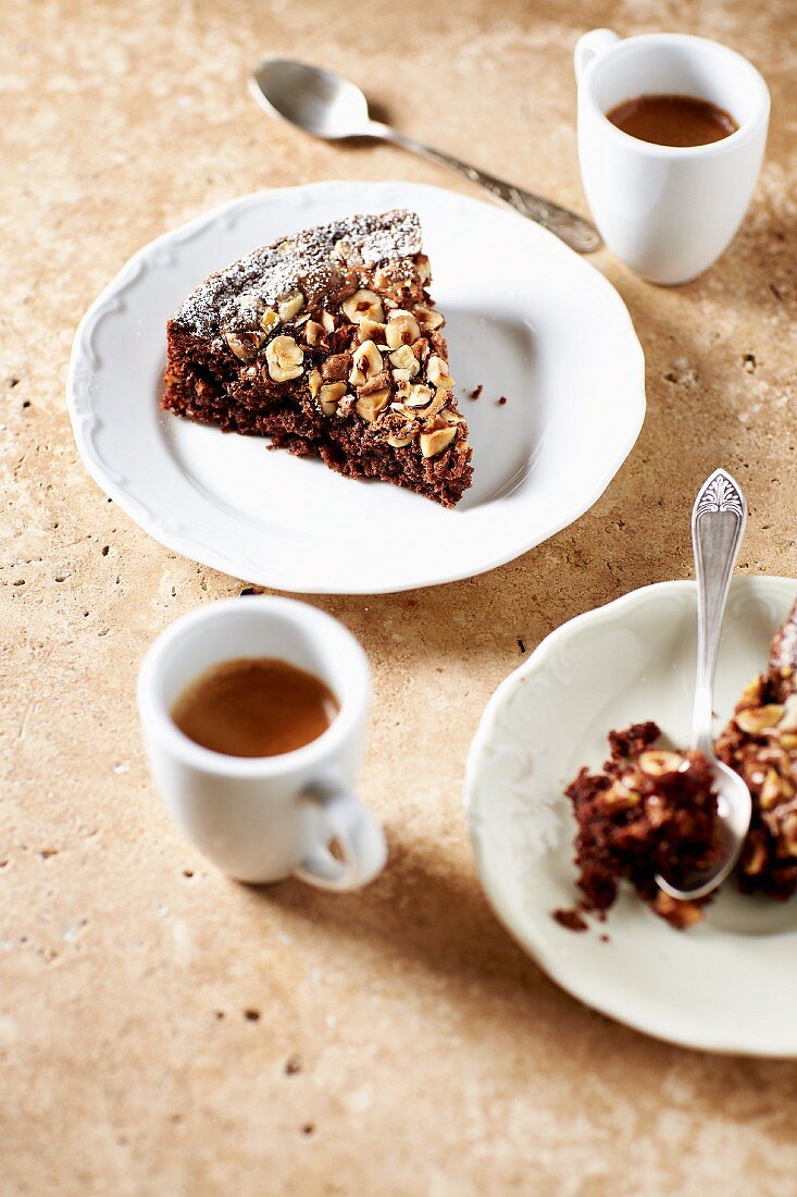 Zwei Stücke Schokoladenkuchen mit Haselnüssen und Espresso