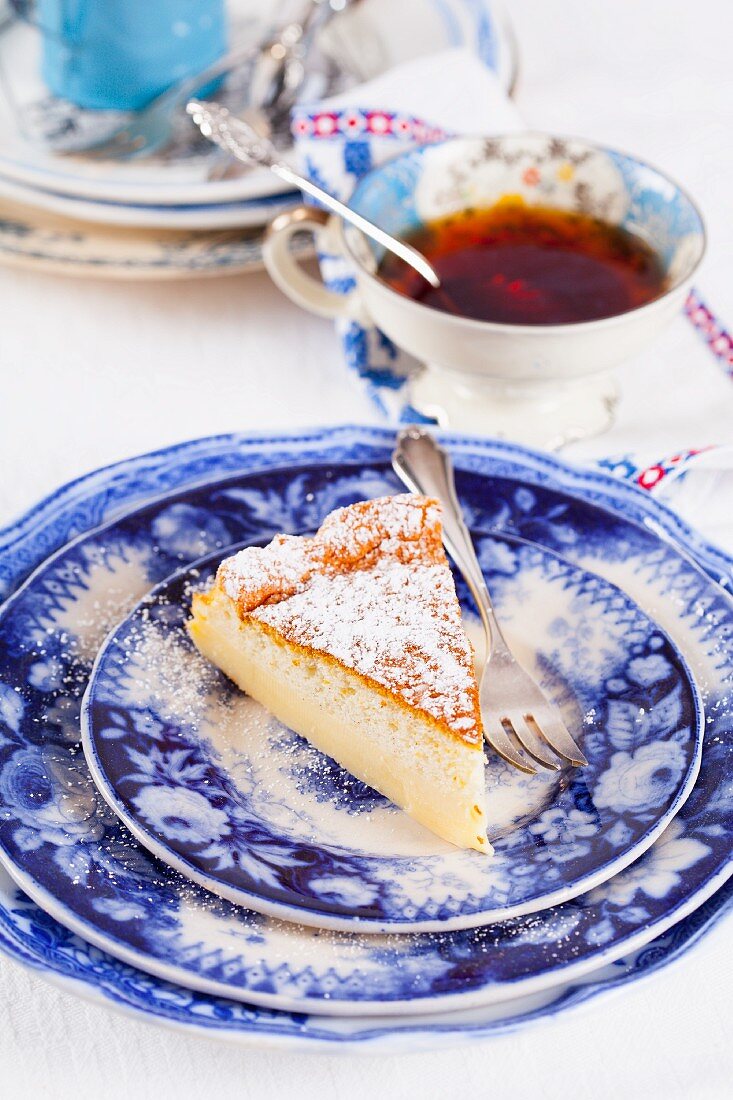 Ein Stück Vanille-Puddingkuchen und Tee