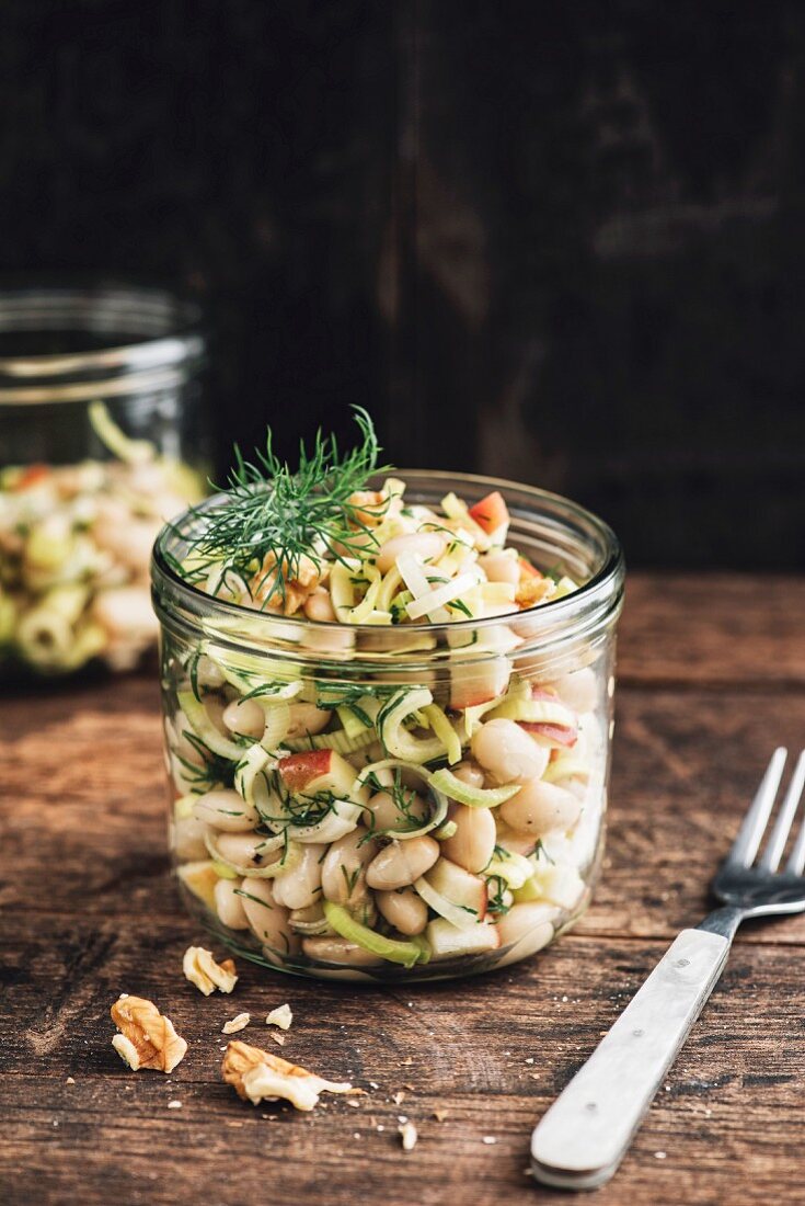 Veganer weisser Bohnensalat mit Lauch, Frühlingszwiebeln, Apfel, Dill und Walnuss im Glas