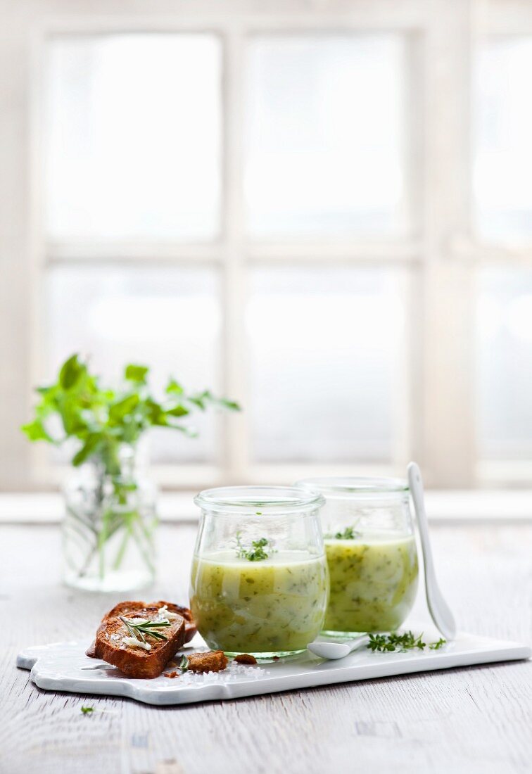 Kräuter-Kartoffel-Suppe im Glas