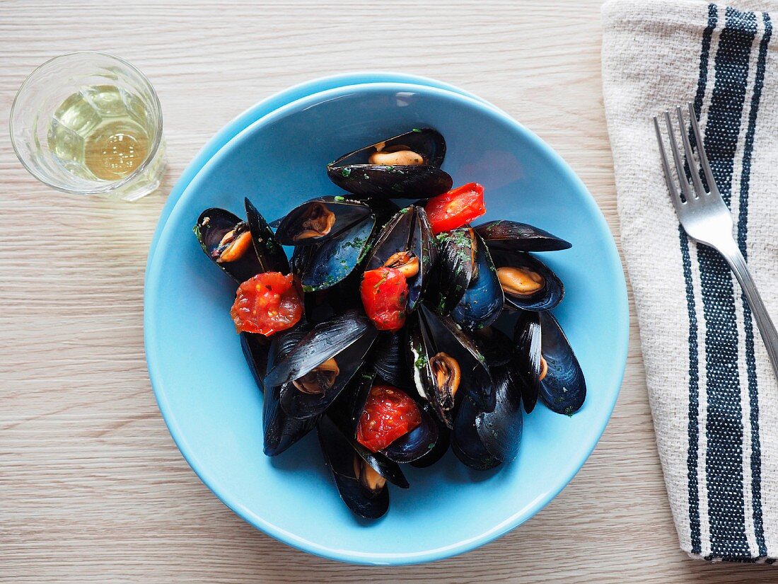 Miesmuscheln alla Tarantina mit Tomaten (Apulien, Italien)