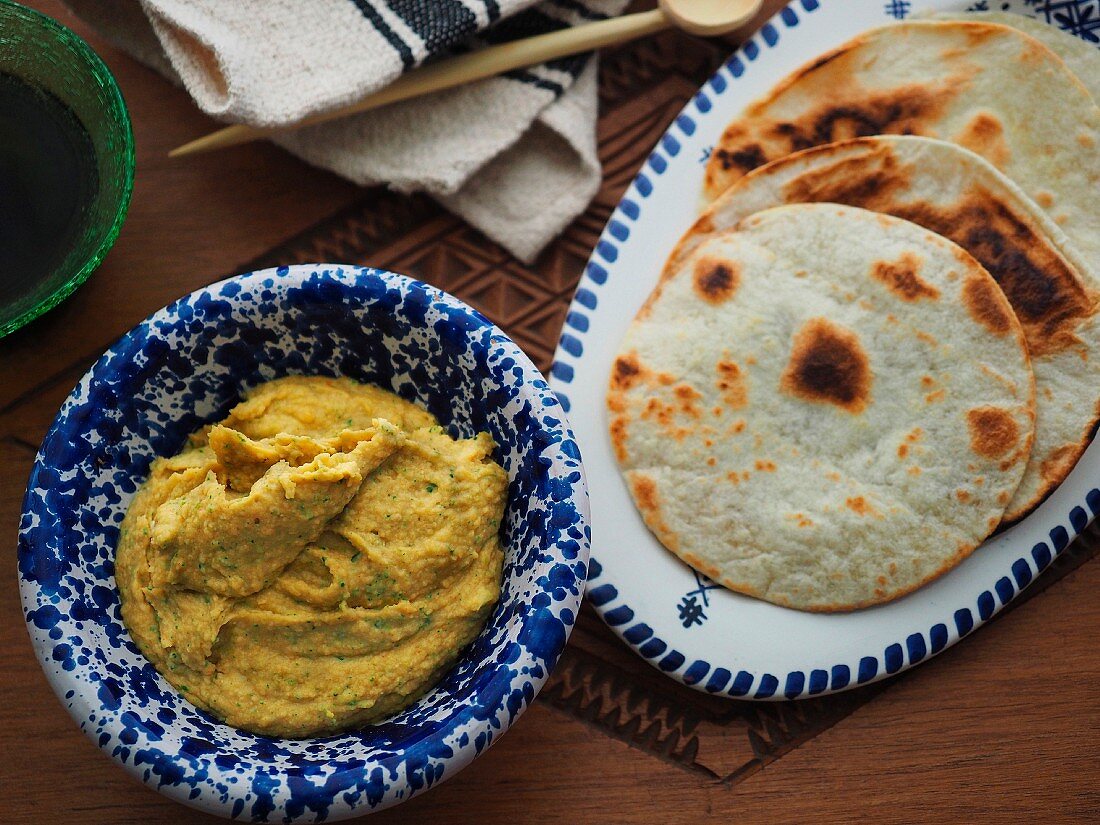 Hummus und Fladenbrot (Arabien)