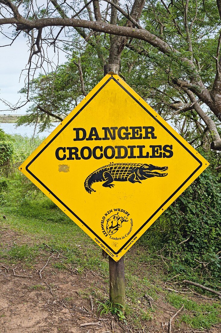 Warnschild vor Krokodilen im 'iSimangaliso-Wetland-Park' in Südafrika