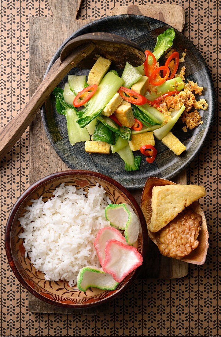 Tumis Sawi Hijau (gebratener Pak Choi, Indonesien) mit Reis, Tempeh und Tofu