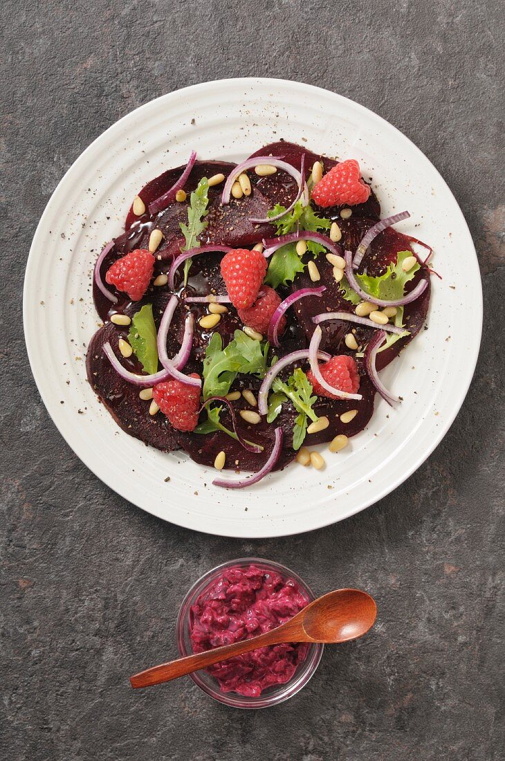 Rote-Bete-Carpaccio mit Himbeeren und roten Zwiebeln