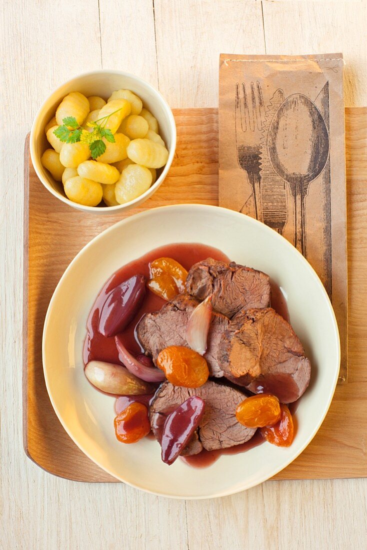 Roast beef with apricots, potatoes and shallots
