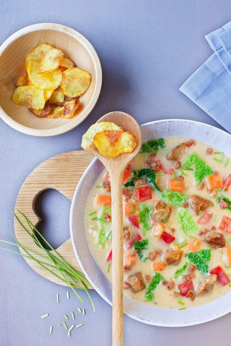 Savoy cabbage stew with homemade potato chips