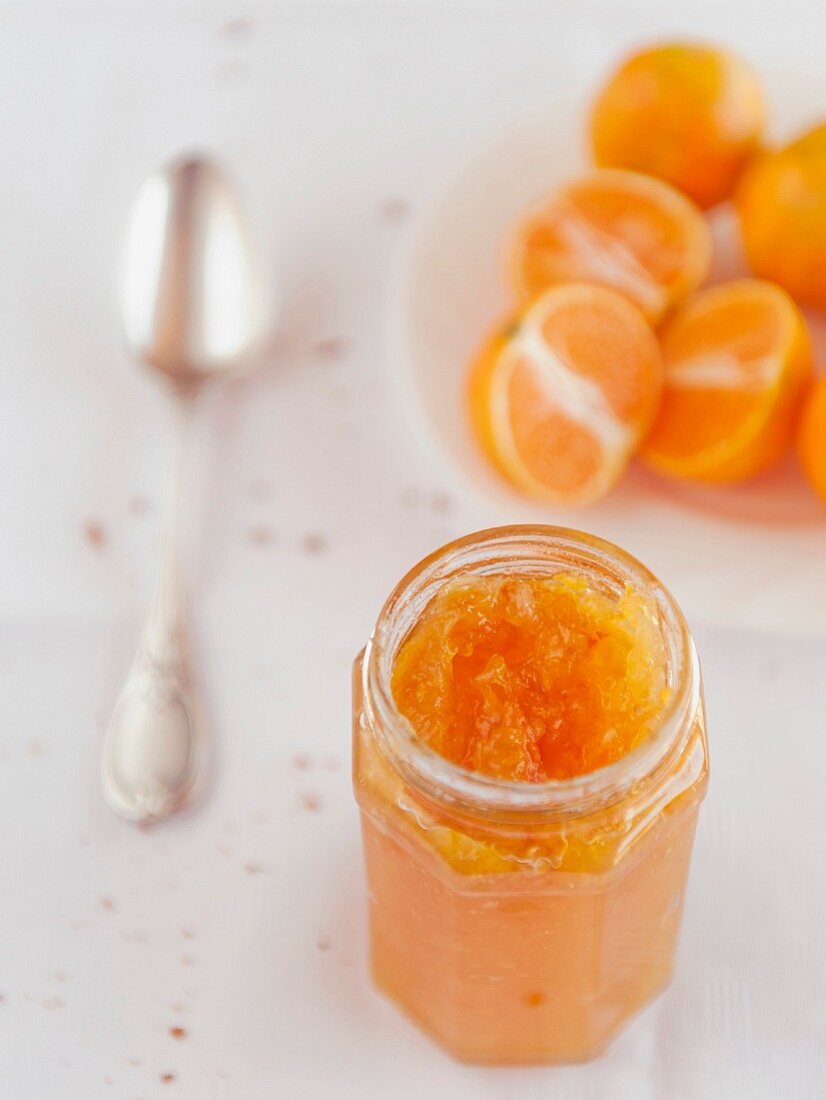 Bitterorangenmarmelade im Glas (Italien)