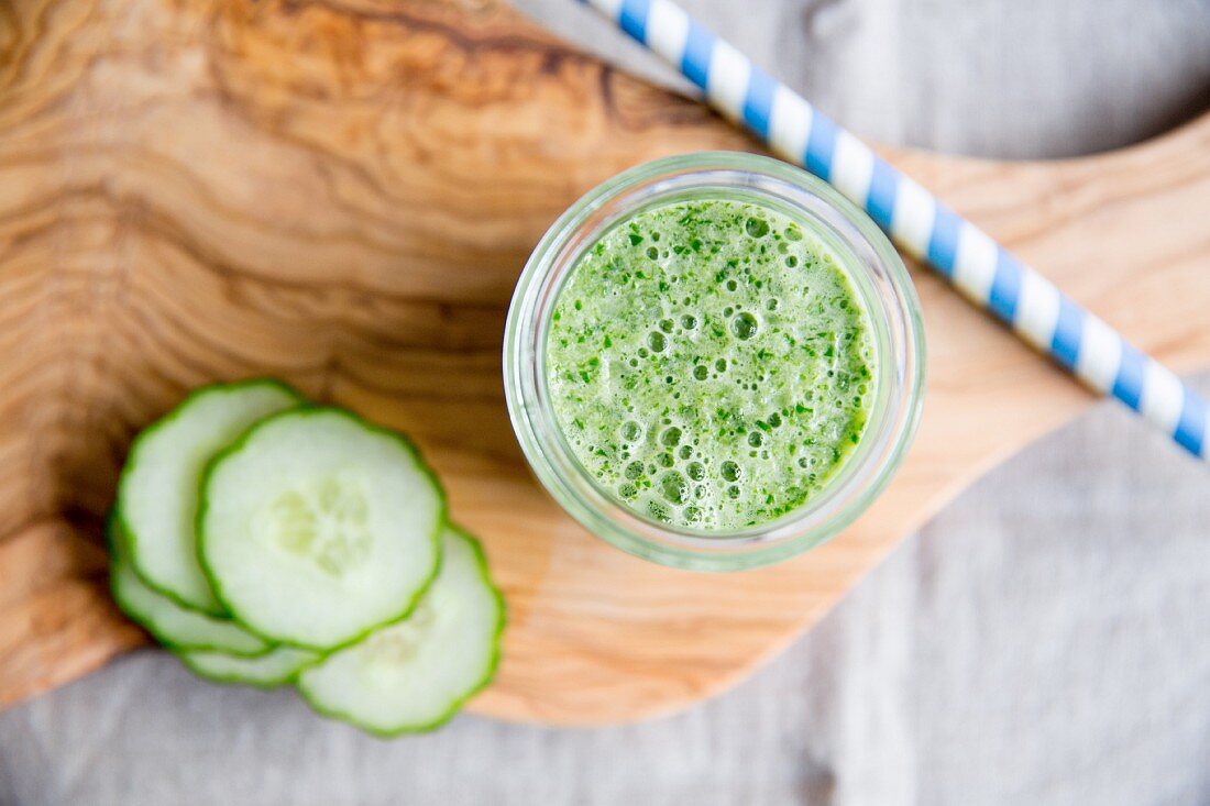 Grüner Smoothie mit Gurke