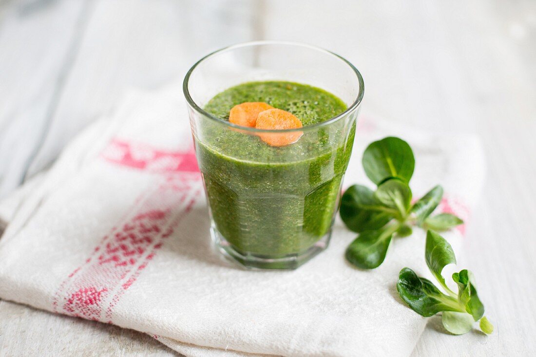 Green smoothie with carrots and lamb's lettuce