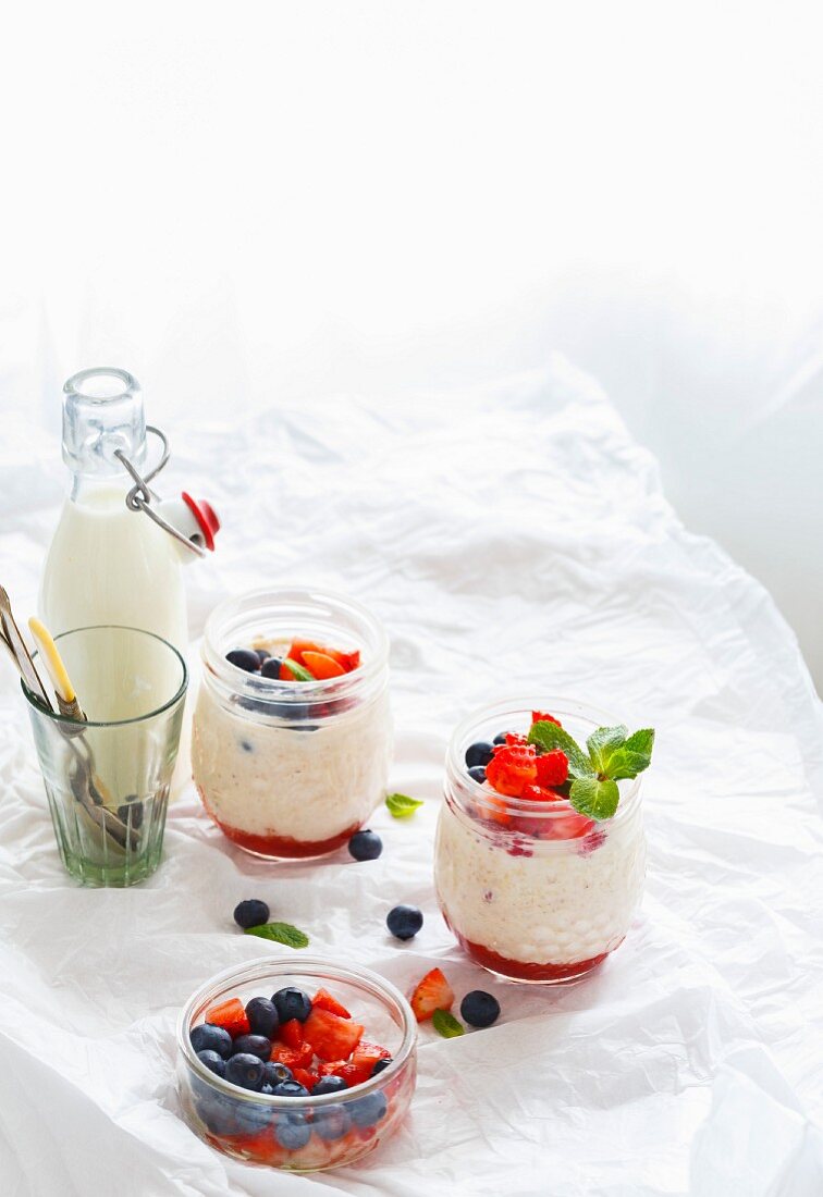 Healthy Strawberry Shortcake Overnight Oats for Breakfast