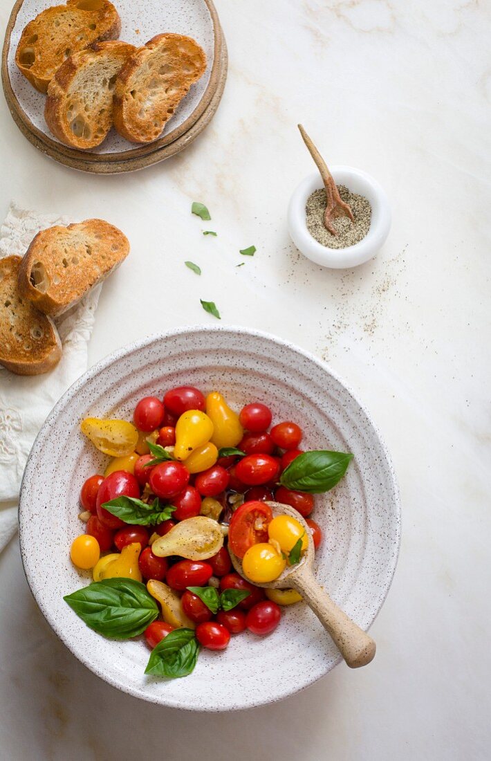 Tomatensalat mit Basilikum und geröstetem Brot (Aufsicht)