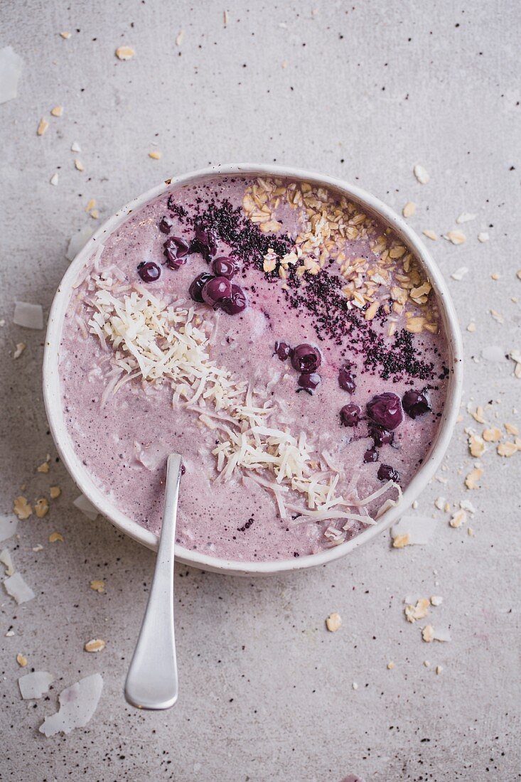 Vegane Smoothie Bowl mit Heidelbeeren, Banane, Haferflocken, Kokosmilch und Beerenpulver