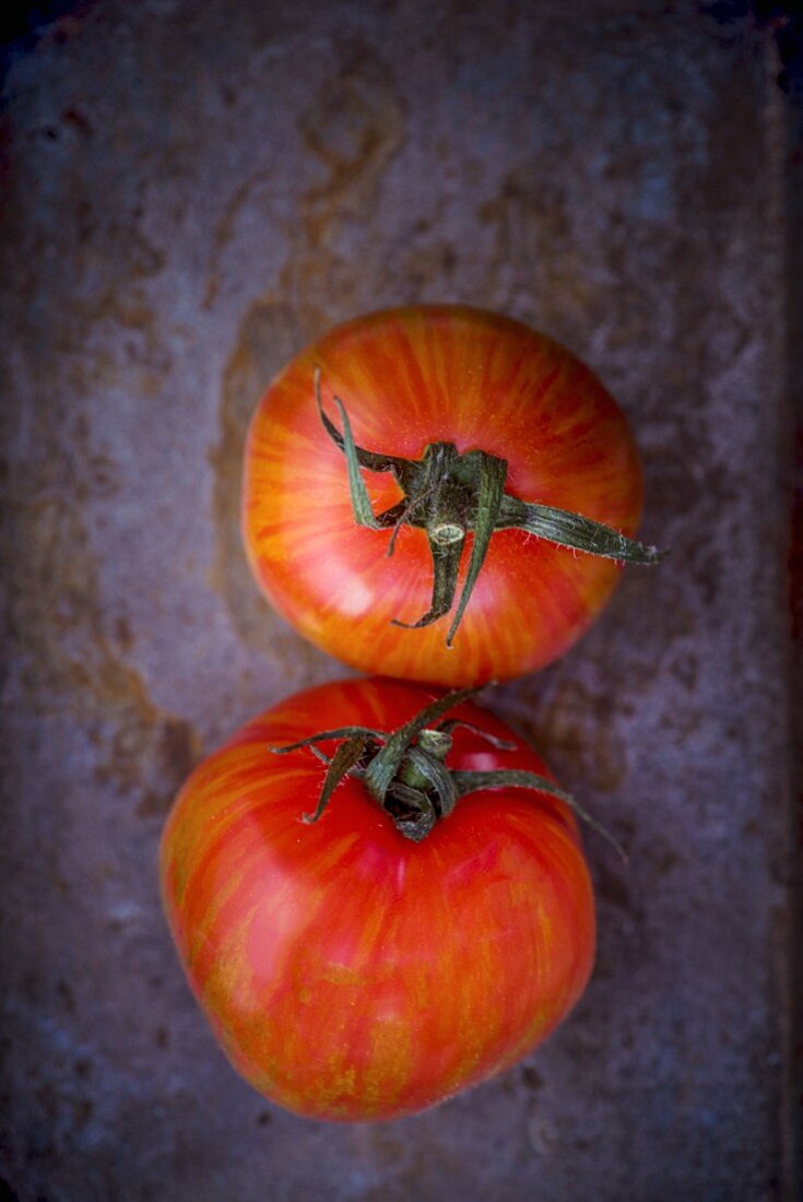 Zwei Heirloom Tomaten (Draufsicht)