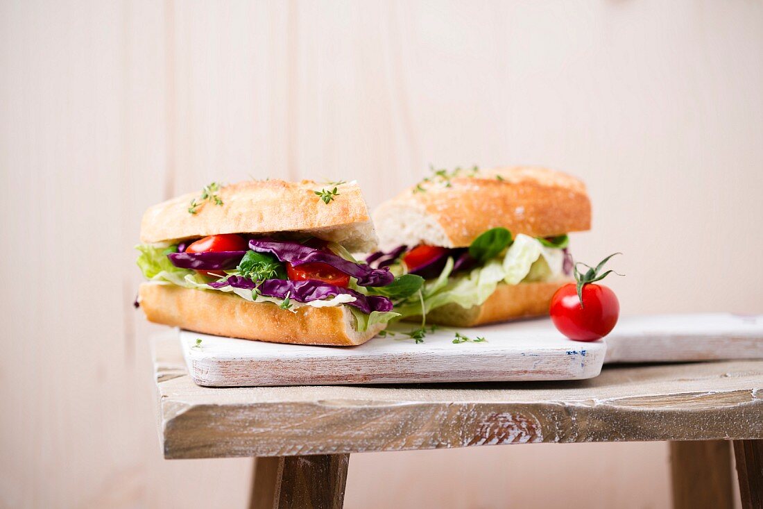 Baguette with salad (iceberg lettuce, red cabbage, lamb's lettuce, tomatoes, cress)