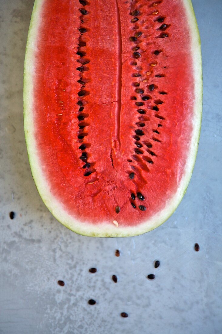 Halbe Wassermelone auf grauem Hintergrund