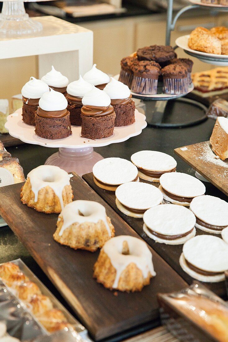 Verschiedene Desserts in einer Bäckerei