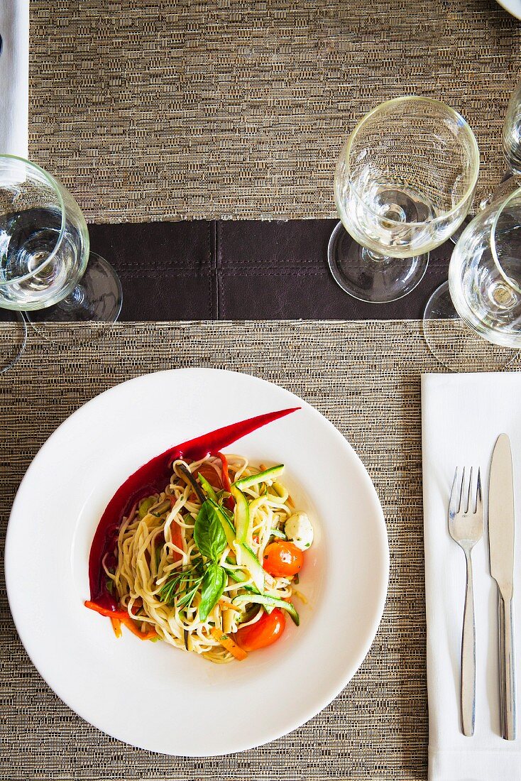 Linguini mit Gemüse und Basilikum im Restaurant