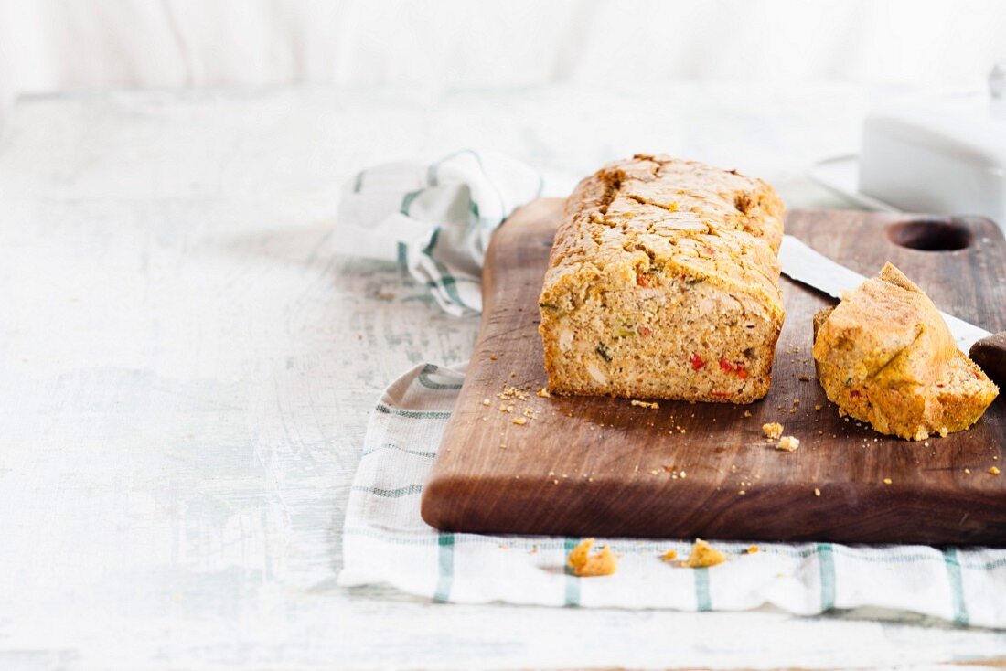 Gluten-free tuna and vegetable bread with cornmeal, leeks and peppers