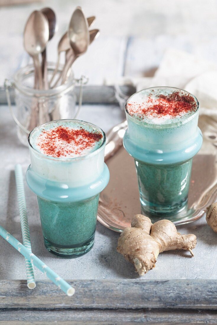 Schlumpf Latte (Trendgetränk aus veganem Pflanzendrink, blauer Spirulina, Ingwer und Rote-Bete-Pulver)