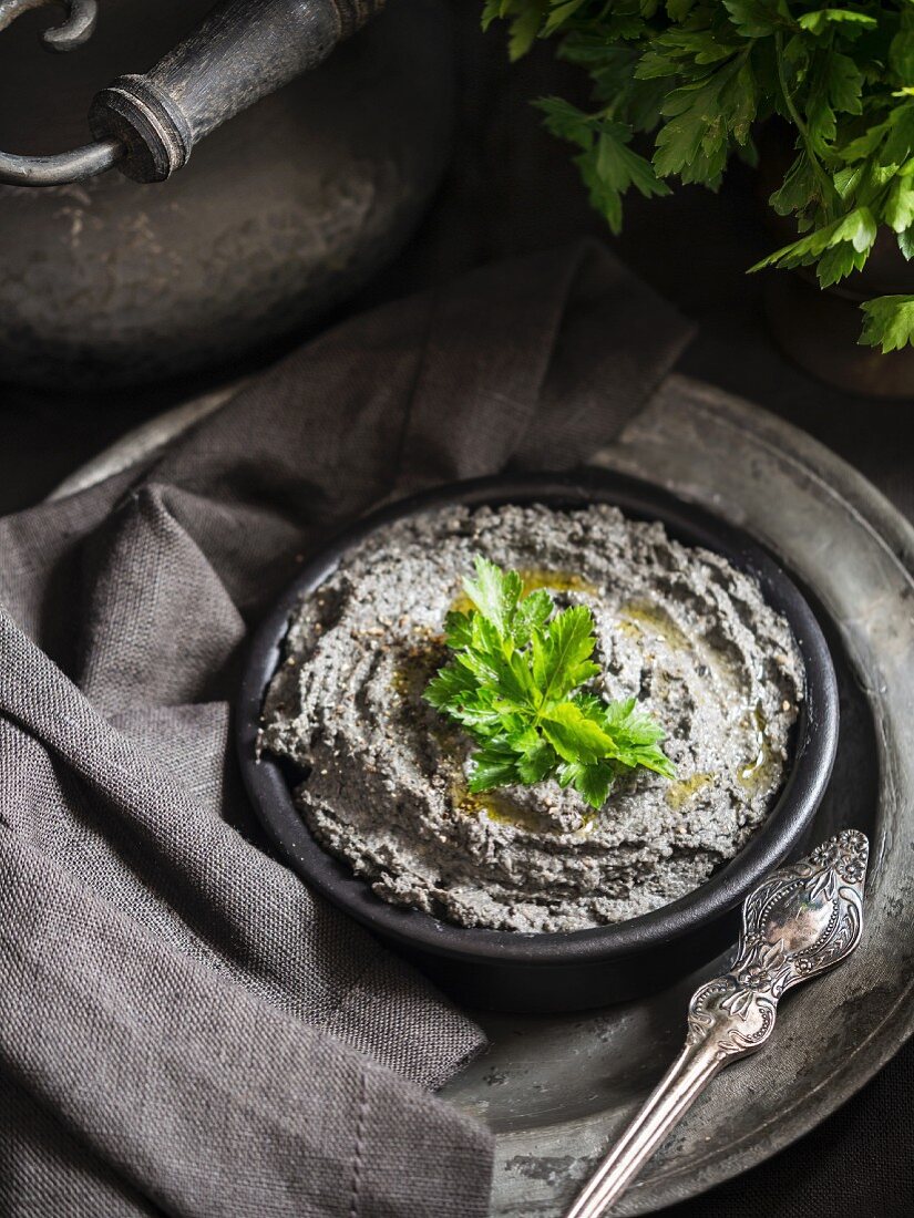 Hummus mit schwarzer Tahina