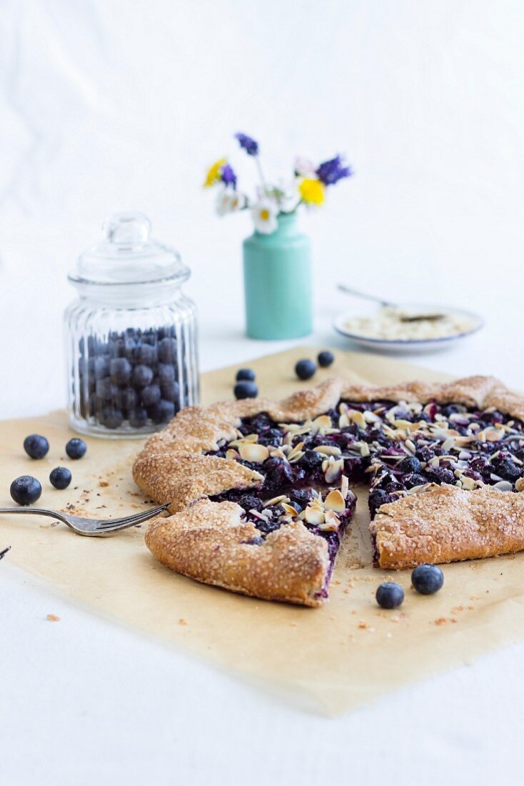 Sommerliche Mürbeteig-Galette mit Heidelbeer-Zitronenfüllung und Mandeln