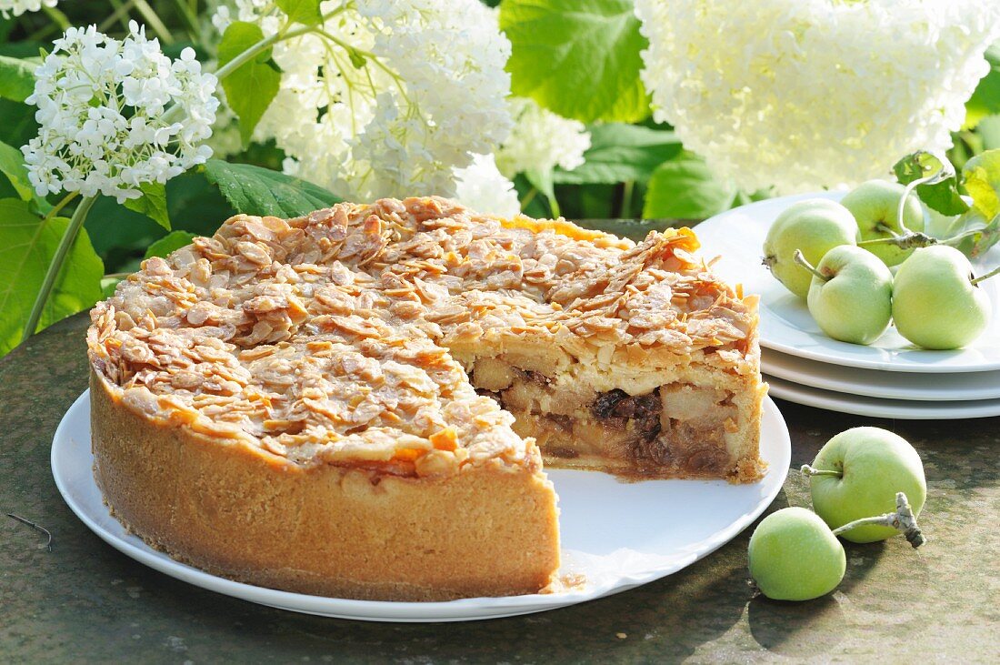 Apfel-Bienenstich-Torte, angeschnitten