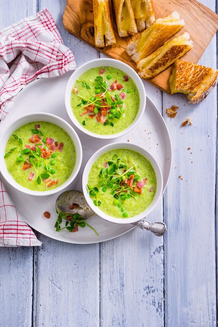 Erbsensuppe mit Brokkoli und Speck, dazu Käsetoast