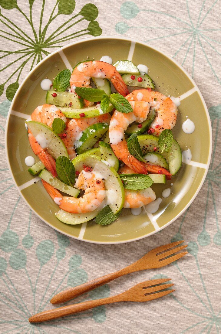 Prawn salad with cucumber, apple, mint and red peppercorns