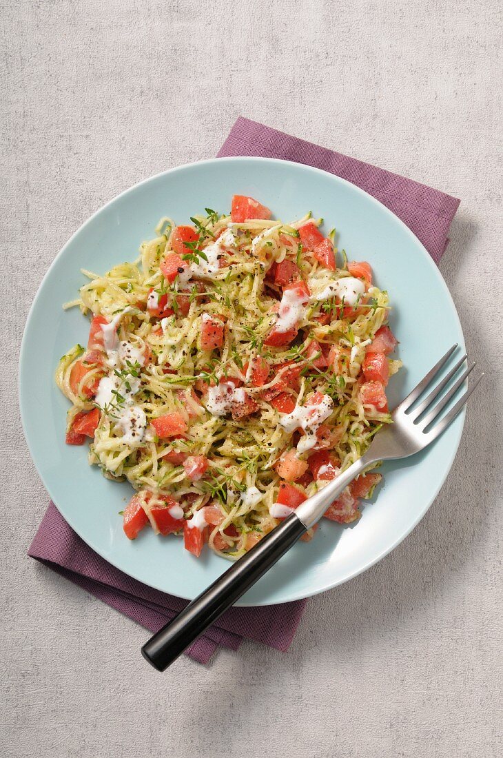 Courgette noodles with tomatoes, remoulade sauce and thyme