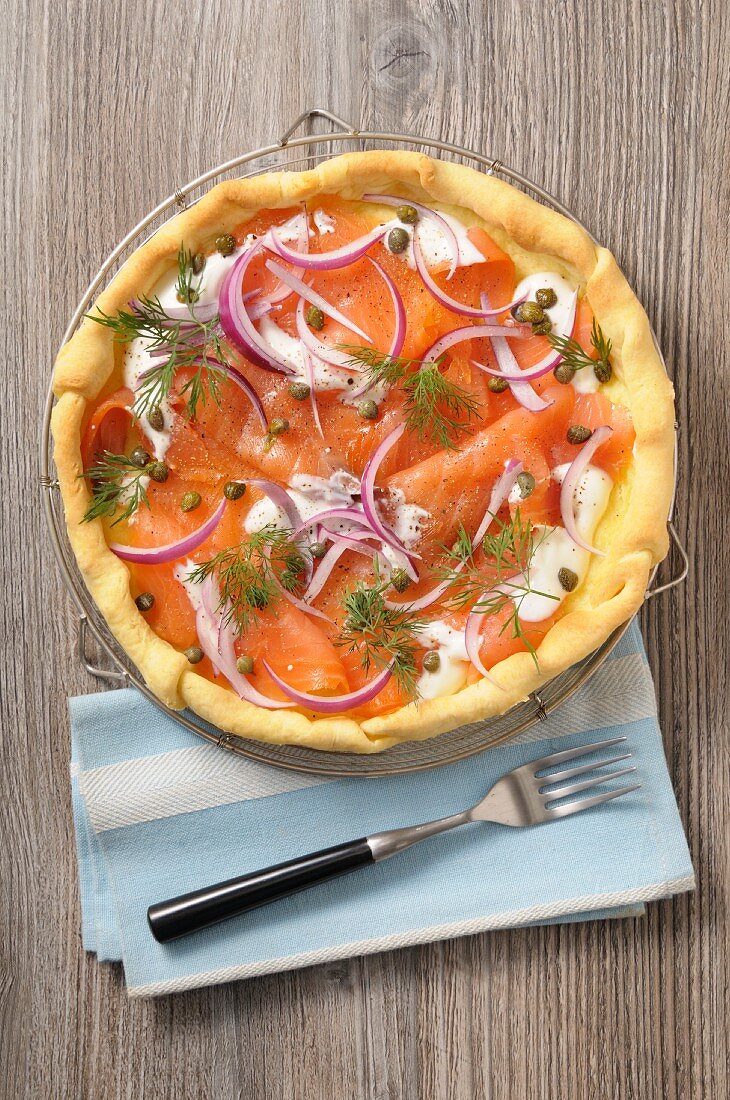 Salmon with onions, capers and dill