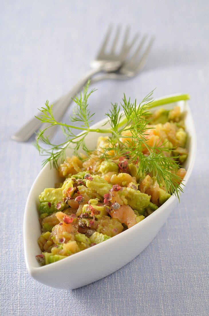 Räucherlachstatar mit Avocado und rosa Pfefferbeeren