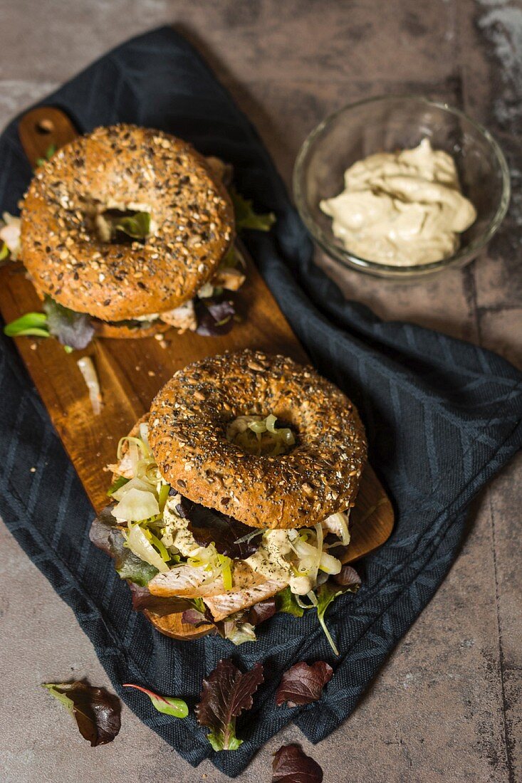 Putenbagel mit Fenchel und Mayo