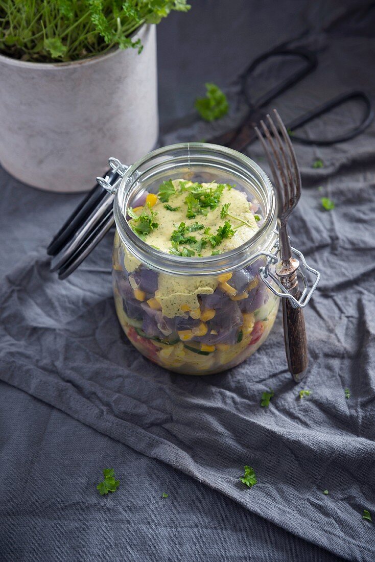 Salat aus zweierlei Kartoffeln, Mais, Paprika und veganer Kräuterremoulade